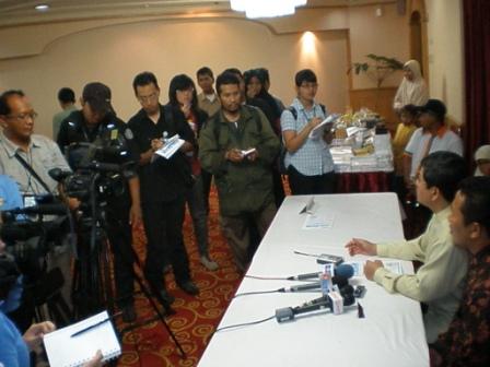 p8200028 Jubir HTI mengadakan konferensi pers sebelum acara HIP dimulai di depan wartawan media cetak maupun elktronik