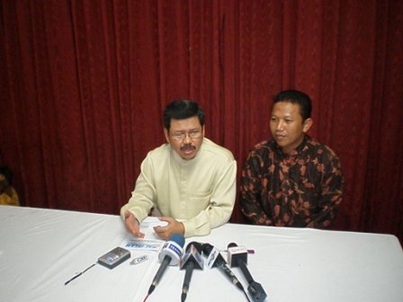 p82000321 Jubir HTI mengadakan konferensi pers sebelum acara HIP dimulai di depan wartawan media cetak maupun elktronik