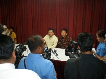p8200046 Jubir HTI mengadakan konferensi pers sebelum acara HIP dimulai di depan wartawan media cetak maupun elktronik