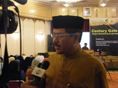 dscf5763 Ust. Ismail Yusanto diwawancarai oleh media massa