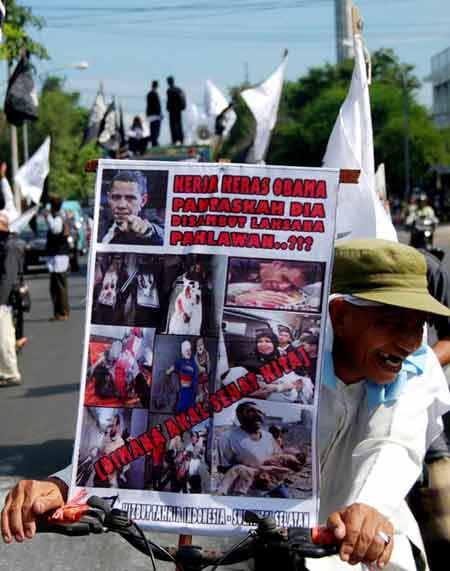 hti-sulsel01 Salah seorang anggota HTI Sulsel yang mengikuti long march membawa poster berisi kecaman terhadap Obama yang dipasang di sepedanya