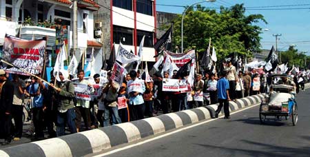 hti-sulsel02 Sekitar 2000 massa HTI Sulsel melakukan long march dari Masjid Al Markaz Al Islami menuju Monumen Mandala Makassar