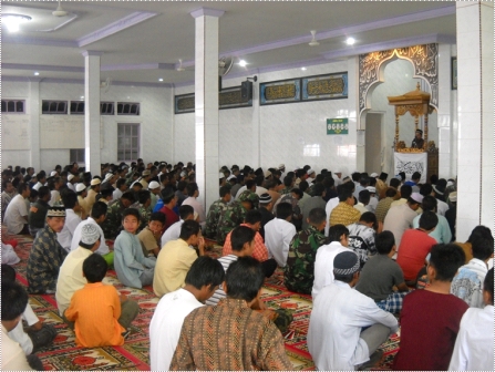 28 Jama’ah Sholat Idul Adha yang terdiri dari Para Relawan dari berbagai NGO, TNI, Polisi, dan Masyarakat Sikakap