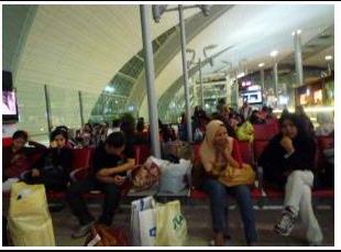 tki-di-dubai Rombongan tenaga kerja indonesia tengah menunggu keberangkatan pesawat menuju Jakarta di Bandara Dubai, Sabtu(20/11)