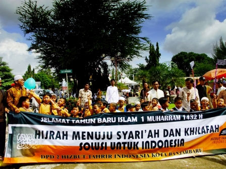 pawai-1-muharram-banjarbaru4 DISAMBUT MERIAH – Ratusan massa HTI Kota Banjarbaru bersama masyarakat saat melakukan pawai satu muharam