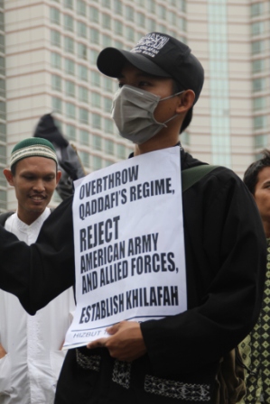 img_4028 Peserta aksi membawa poster berbahasa Inggris yang bertuliskan : Overthrow Qaddafi's Rezim, Reject American army and allied forces, Establish Khilafah