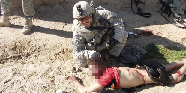 serdadu-as-pembantai Jeremy Morlock, serdadu Amerika Serikat berusia 22 tahun, tampak cengengesan di samping jenazah Gul Mudin, anak petani Afghanistan, yang baru saja dia bantai bersama teman-temannya. Ini terjadi pada 15 Januari 2010 tapi baru sekarang terungkap