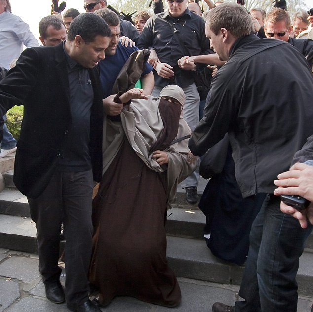 akhwat-prancis-ditangkap Polisi Prancis menangkap perempuan yang mengenakan cadar di Paris, Senin (11/4). Prancis melarang pengenaan cadar di muka umum. Aksi menentang aturan ini berlangsung di halaman Gereja Notre Dame, Senin