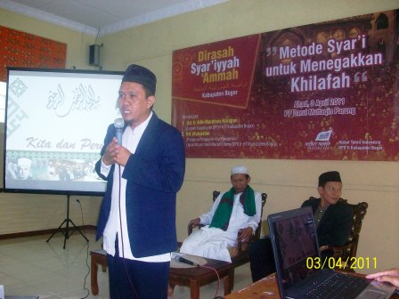 foto-2 Foto 2: Ust. Ir. M Adhi Maretnas Harapan (Lajnah Tsaqofiyyah DPD II HTI kabupaten Bogor) menyampaikan bahwa masyarakat dunia tidak (sepenuhnya) apatis. Mereka mau memikirkan, berjuang bahkan berkorban bukan sekedar untuk kepentingan pribadi. Masyarakat dunia sekarang sedang menginginkan perubahan kea rah yang lebih baik. Beliau juga menyampaikan, bahwa rezim dan sistem yang korup, diktator semuanya gagal mensejahterakan rakyat pasti akan tumbang. Rezim yang menghamba dan bergantung pada kekuatan asing sangatlah rapuh dan bernasib tragis , dicampakkan oleh tuannya sendiri