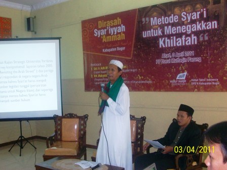 foto-3 Foto 3: KH. Muhyiddin (Lajnah khashshah li Kasbil ‘Ulama DPD II HTI Kabupaten Bogor). Dengan semangat yang mengebu2-gebu menjelaskan kepada peserta tentang metode syar'I untuk meneggakkan khilafah. Metode itu bukan dengan jalan kekerasan/fisik, tetapi dengan metode sebagaimana yang telah dicontohkan oleh Tauladan Ummat Baginda Nabi Muhammad saw, yaitu dengan metode fikriyyah melalui jalan ummat.