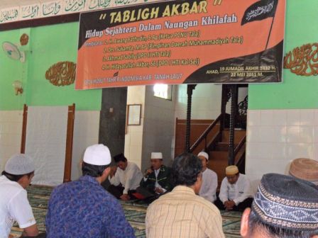 gbr-1 dari kiri ke kanan (Drs. Sukamta, M.AP PD Muhammadiyah tanah Laut, H.Awang Fathudin, S.Ag Ketua PCNU Kab Tanah Laut, Akh. Sabily, DPD II HTI, H. hidayatul Akbar, SE, M.Pd (DPD I HTI Kalsel)
