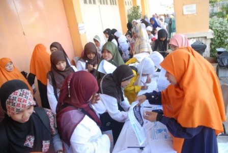 dsc_2783 Registerasi Peserta Akhwat Ibu-ibu, Pelajar. Konferensi Rajab 1432H DPD I HTI KEPRI, GOR/Sport Hall Temenggung Abdul Jamal, Batam, 10 Rajab1432 H / 12 Juni 2011M, Jam 08.00 – 12.00 WIB
