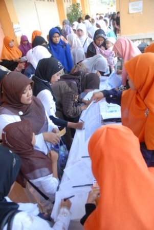 dsc_2784 Antusias Peserta saat Registerasi Peserta Akhwat Konferensi Rajab 1432H DPD I HTI KEPRI, GOR/Sport Hall Temenggung Abdul Jamal, Batam, 10 Rajab1432 H / 12 Juni 2011M, Jam 08.00 – 12.00 WIB