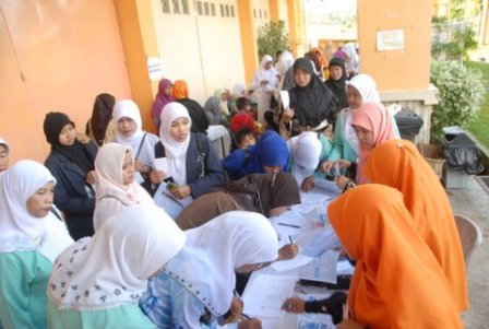 dsc_2786 Antusias Peserta saat Registerasi Peserta Akhwat Konferensi Rajab 1432H DPD I HTI KEPRI, GOR/Sport Hall Temenggung Abdul Jamal, Batam, 10 Rajab1432 H / 12 Juni 2011M, Jam 08.00 – 12.00 WIB