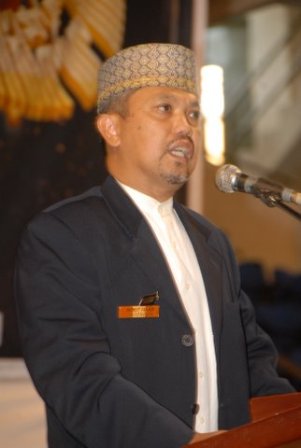 dsc_2844 Ir. H. Donny Irawan Ketua DPD I HTI KEPRI. Konferensi Rajab 1432H DPD I HTI KEPRI, GOR/Sport Hall Temenggung Abdul Jamal, Batam, 10 Rajab1432 H / 12 Juni 2011M, Jam 08.00 – 12.00 WIB