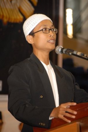 dsc_2855 Ust. Ahmad Syahreza, S.Si Konferensi Rajab 1432H DPD I HTI KEPRI, GOR/Sport Hall Temenggung Abdul Jamal, Batam, 10 Rajab1432 H / 12 Juni 2011M, Jam 08.00 – 12.00 WIB