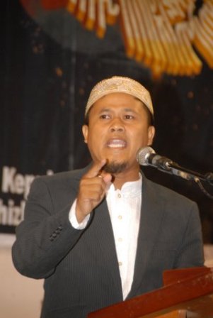dsc_2955 Ust. Ramli, Konferensi Rajab 1432H DPD I HTI KEPRI, GOR/Sport Hall Temenggung Abdul Jamal, Batam, 10 Rajab1432 H / 12 Juni 2011M, Jam 08.00 – 12.00 WIB