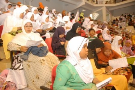 dsc_2995 Ibu-ibu dengan semangat, Konferensi Rajab 1432H DPD I HTI KEPRI, GOR/Sport Hall Temenggung Abdul Jamal, Batam, 10 Rajab1432 H / 12 Juni 2011M, Jam 08.00 – 12.00 WIB