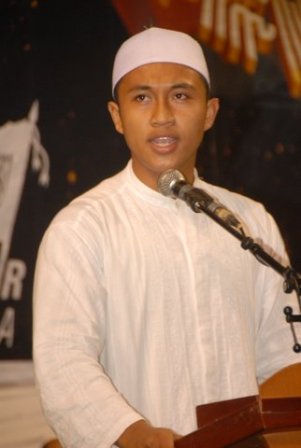 dsc_3009 Fajar testimony Pelajar Konferensi Rajab 1432H DPD I HTI KEPRI, GOR/Sport Hall Temenggung Abdul Jamal, Batam, 10 Rajab1432 H / 12 Juni 2011M, Jam 08.00 – 12.00 WIB