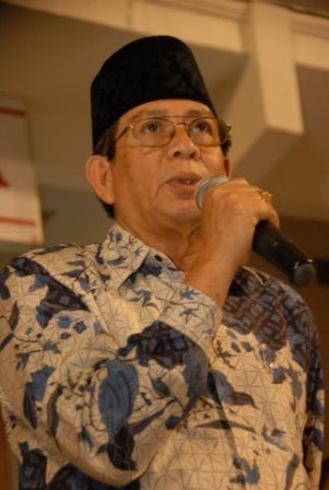 dsc_3025 Drs. H. Nyat Kadir, Testimoni Tokoh Masyarakat Konferensi Rajab 1432H DPD I HTI KEPRI, GOR/Sport Hall Temenggung Abdul Jamal, Batam, 10 Rajab1432 H / 12 Juni 2011M
