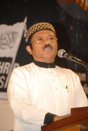 dsc_3031 DR. Ir. H. Chabllullah Wibisono, MM tokoh Pendidikan (DPW Muhammadiyah KEPRI) Konferensi Rajab 1432H DPD I HTI KEPRI, GOR/Sport Hall Temenggung Abdul Jamal, Batam, 10 Rajab1432 H / 12 Juni 2011M