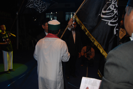 penyerahan-arroyaalliya-dari-tokoh-yang-diwakili-ulama-kepada-hti-yang-diwakili-oleh-jubir-hti Penyerahan Arroya & Liwa dari Tokoh yang diwakili Ulama kepada HTI yang diwakili oleh Jubir HTI
