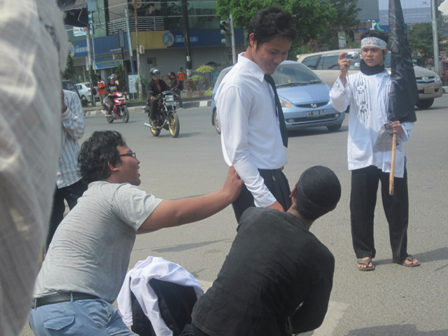 aksi-teatrikal-di-simpang-4-voorvo-menggambarkan-kemiskinan-bangsa-indonesia-ditambah-ketidakpedulian-pejabat-negara-terhadap-rakyatnya Aksi Teatrikal di Simpang 4 Voorvo Menggambarkan Kemiskinan Bangsa Indonesia ditambah ketidakpedulian Pejabat Negara terhadap rakyatnya