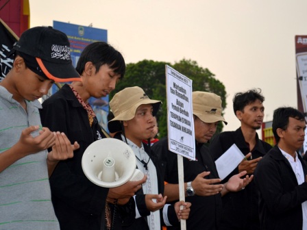 nampak-kelhusyukan-peserta-aksi-ketika-berdoa Nampak Kelhusyukan Peserta Aksi Ketika Berdoa