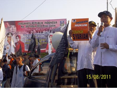 nq-srby02 Ust Fikri Zuldiar menyampaikan orasi