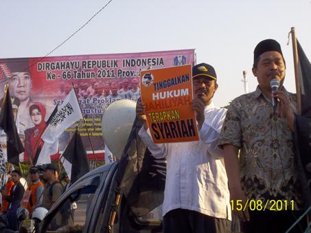 nq-srby03 Ust Hisyam Hidayat menyampaikan orasi