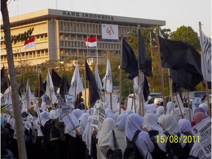 nq-srby05 Peserta Long March melewati Tugu Pahlawan dan kantor Bank Indonesia Jl Pahlawan Surabaya
