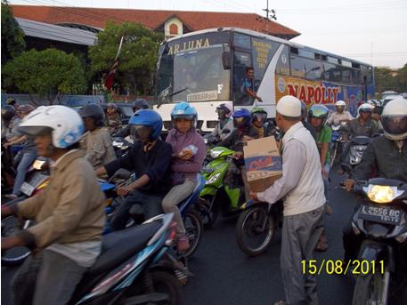 nq-srby09 Kegiatan bagi ta’jil gratis kepada pengguna jalan setelah kegiatan long march