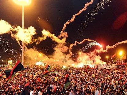 warga-libya-di-benghazi Suasana kota Benghazi di Libya timur. Warga merayakan kesuksesan pasukan pemberontak menerobos kota Tripoli, benteng terakhir Moammar Khadafy.