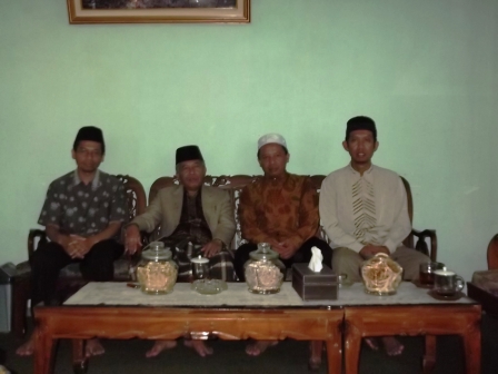 1lku-jateng-pp-al-asnawi 1. Foto bersama Tim LKU Jateng di ponpes Al Asnawi, Ds.Salam kanci, Kec. Bandongan, Magelang. (Ki-ka: Ust Chaeroni, KH. RM. Asnawi, Ust Ainul Yaqin, Ust Abdur Rouf)