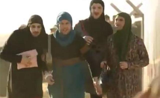 iklan-israel-lecehkan-jilbab Sebuah adegan dari komersial Israel, yang mempromosikan menyerang pembangkit nuklir Iran, menunjukkan empat agen Mossad pria menyamar sebagai wanita mengenakan jilbab di dekat gambar tahun 1979 pemimpin revolusi Iran, Ayatullah Khomeini.