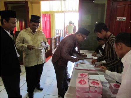 12 Peserta melakukan registrasi dan memberikan tanggapannya terhadap angket daftar permasalahan dakwah yang sebelumnya telah diberikan panitia