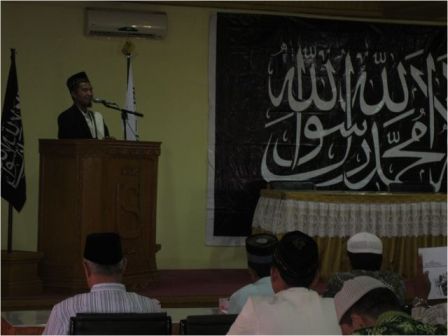 21 Ust. Ahmad Abdul Ghoni sebagai Ketua Lajnah Khusus Ulama DPD I HTI Propinsi Bengkulu memberikan sambutan dan menjelaskan tujuan kegiatan kepada peserta