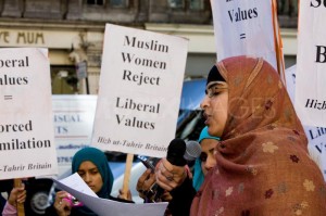 1285461446-muslim-women-protest-in-london-against-french-veil-ban_454685