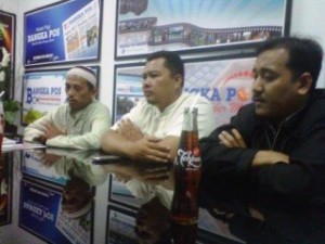 Aktivis HTI Babel (dari kiri ke kanan) Ustadz Firman Saladin, Humas HTI, Fakhrudin, dan Ketua DPP HTI Babel Sofyan Rudianto.