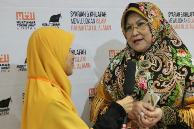 Ibu Hj. Apiati Amin Syam Istri Mantan Gubernur Sulsel