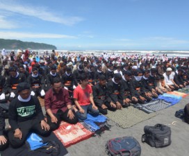 [FOTO] Rihlah dan Sholat Berjamaah di Parangtritis Bersama HTI Yogya